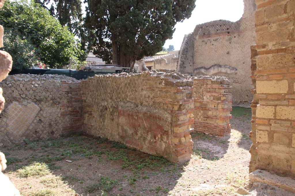 II.2 Herculaneum, September 2021.
Looking north-east from oecus towards doorway to corridor/room, and across to doorway to triclinium/exedra, on right.
Photo courtesy of Klaus Heese.